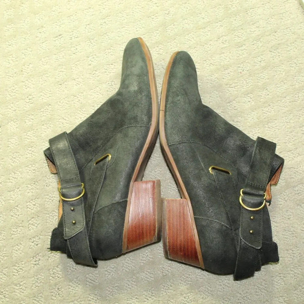 Clarks artisan suede